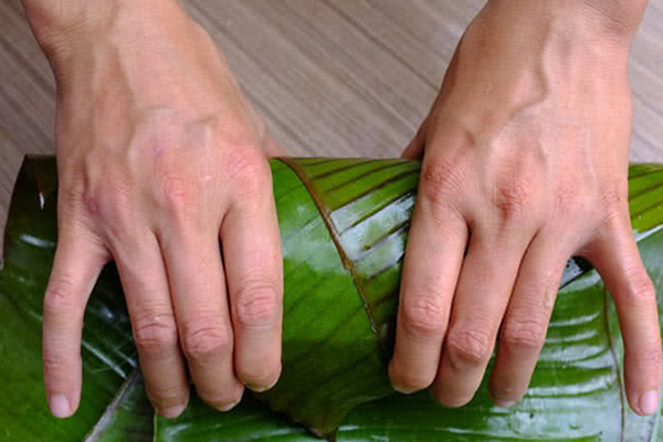 Thực hiện cách gói chả lụa đòi hỏi cần có sự tỉ mỉ, cẩn thận 
