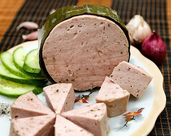 Bảo quản chả lụa trong ngăn mát tủ lạnh và để dùng dần khi cần