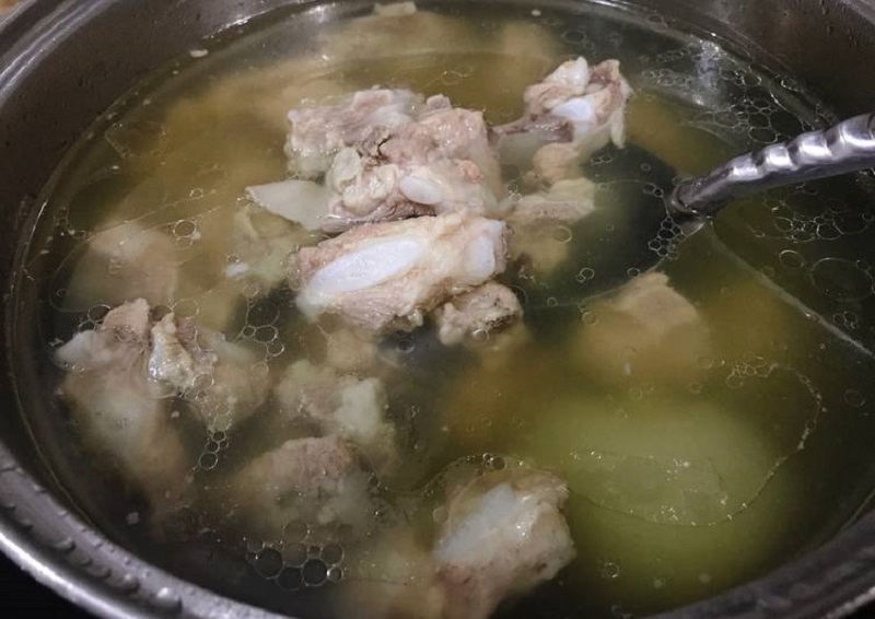 Muốn nồi nước dùng ngon, trong quá trình ninh xương cần có kỹ thuật