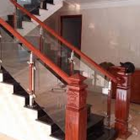 Cầu thang tay vịn gỗ kính